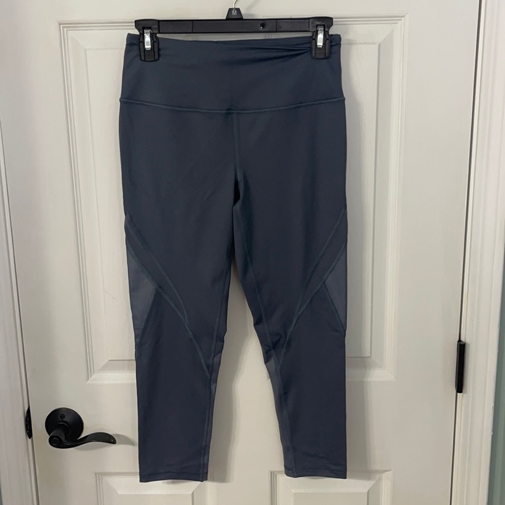 EUC Victoria’s Secret Knockout Capri - Size S